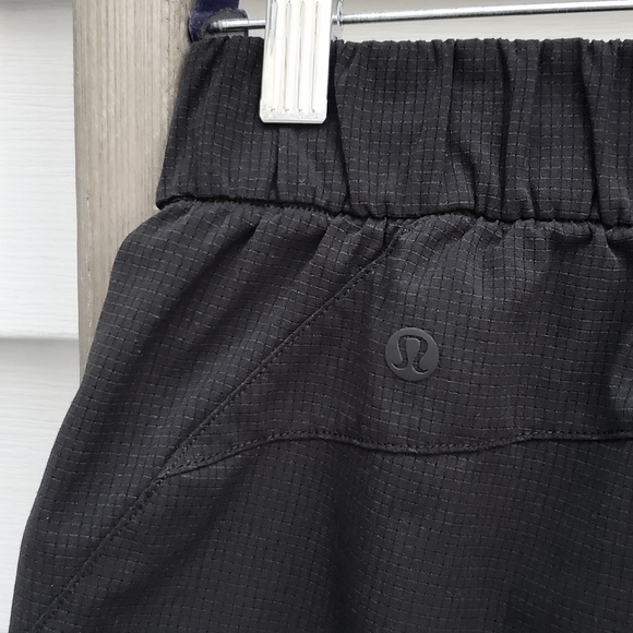 Lululemon Stroll at Sundown 3" Black Shorts - Picture 6 of 7